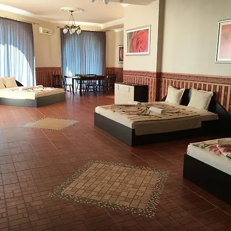 מלון Rose Garden 4*