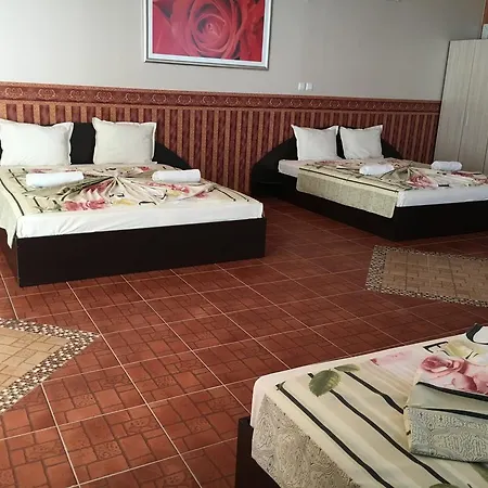 מלון Rose Garden 4*